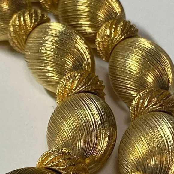 RARE ALICE CAVINESS NECKLACE AND MATCHING CLIP ON EARRINGS. 😍 - Picture 10 of 10